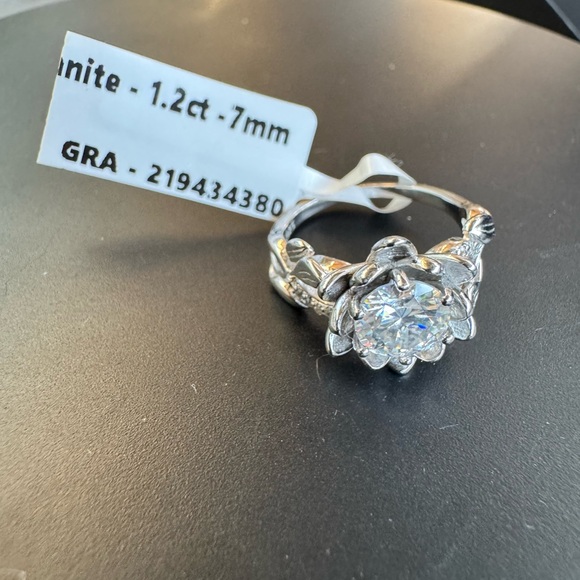 SOLD. Solitaire Moissanite Floral Ring 1.2 ct in 925 Sterling Silver - Picture 4 of 6
